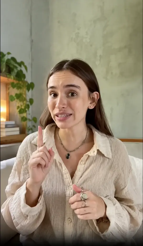 Creador compartiendo un consejo en un video social vertical.