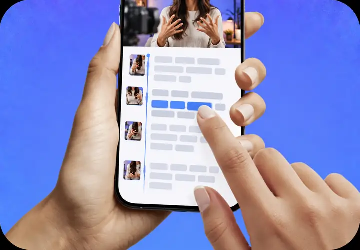Manos editando la transcripción de un video en un smartphone seleccionando palabras.